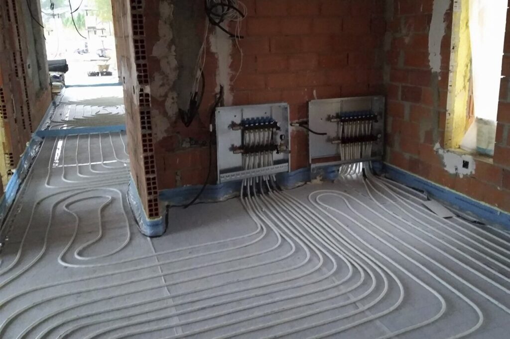 La instalación de sistemas de electricidad, climatización, gas y domótica se realizan en una de las etapas de construcción de una casa